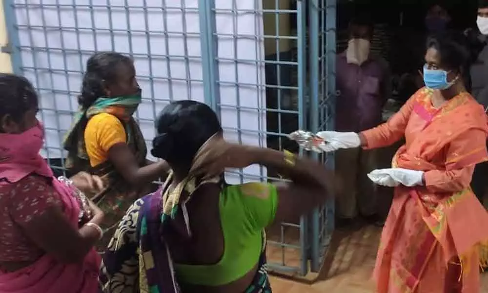 Vizianagaram: SP B Rajakumari cooks food for migrant labourers at midnight