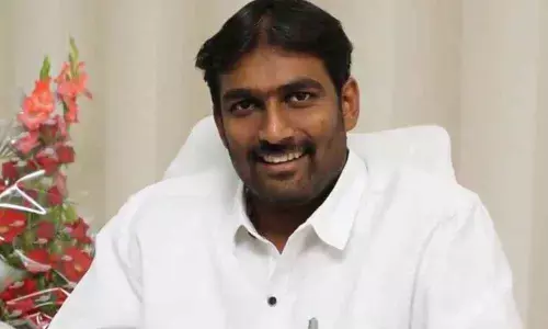 Hyderabad: Deputy Mayor Baba Fasiuddin feeds migrants