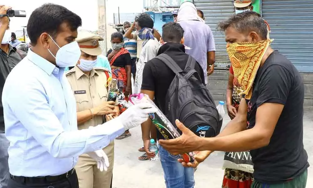 Tirupati: Police extend support to migrants