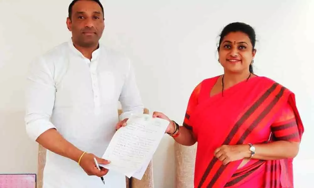 Tirupati: Provide succour to handloom weavers, MLA Roja urges government