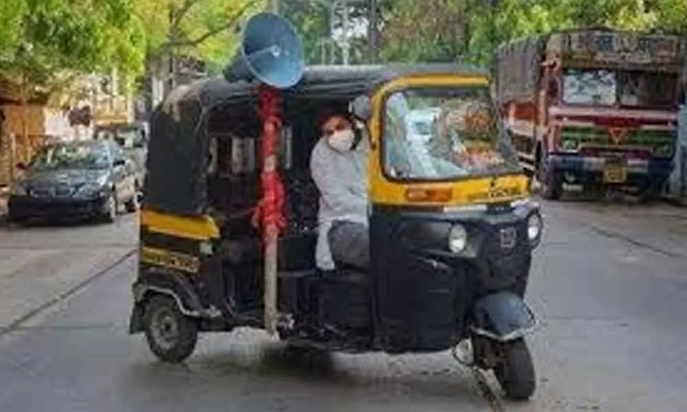 Pune: Auto driver uses savings to feed migrants