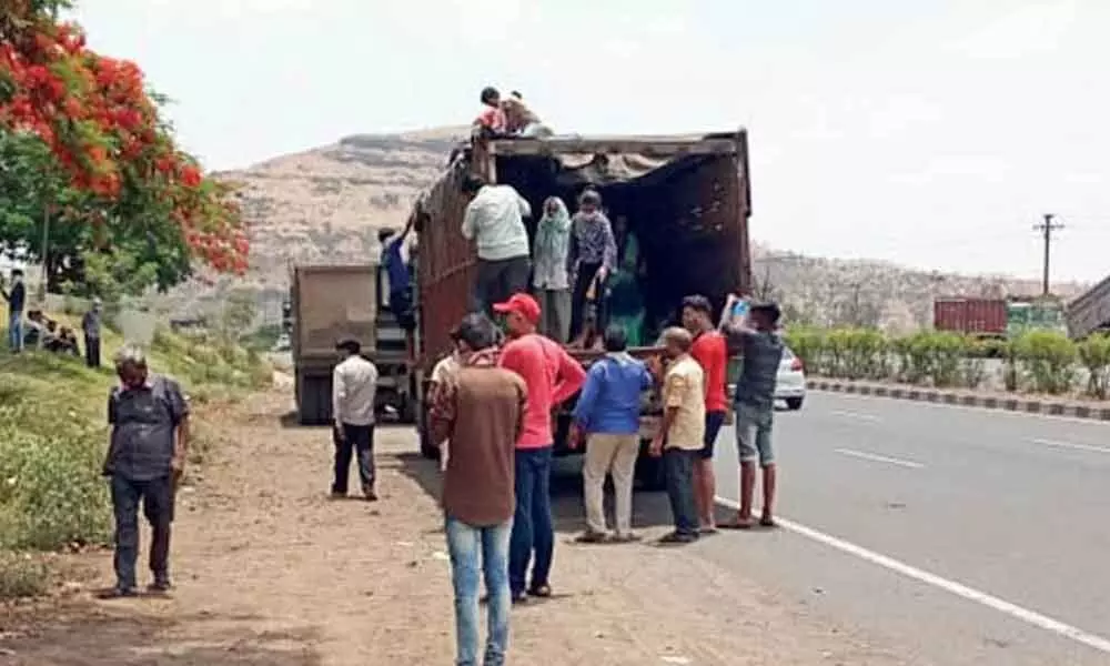 Mumbai: 2 trucks carrying migrants detained