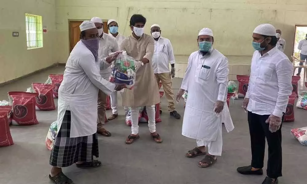 Tirupati: Chevireddy distributes Ramzan Tofa to Muslims