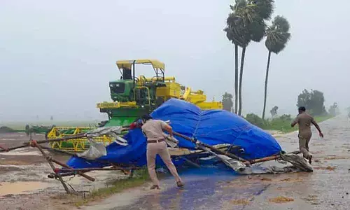 6.5 lakh cyclone-hit evacuated, 3 dead