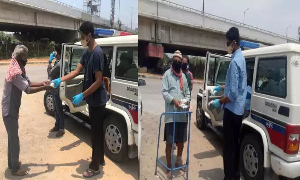 Hyderabad: IT employees distribute food to the poor