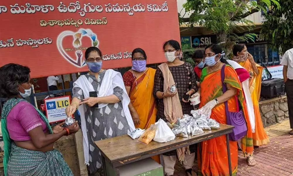 Visakhapatnam: LIC Working Women Coordination Committee gives away food packets to needy