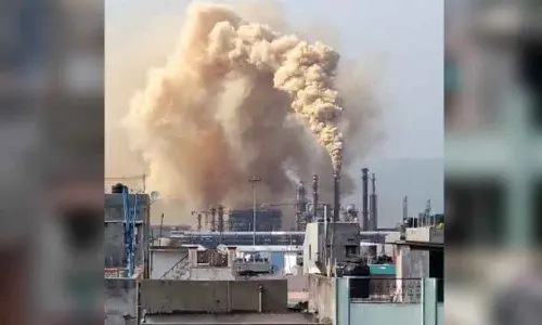 Visakhapatnam: Mild tension prevails as thick smoke gushes out of HPCL