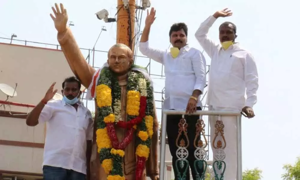 Tirupati: Congress leaders pay tributes to Rajiv Gandhi