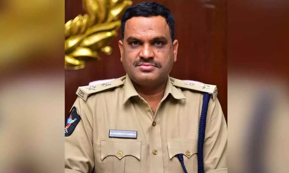 Kurnool: SP Dr Fakkeerappa cautioned people beware of cyber crooks while shopping online