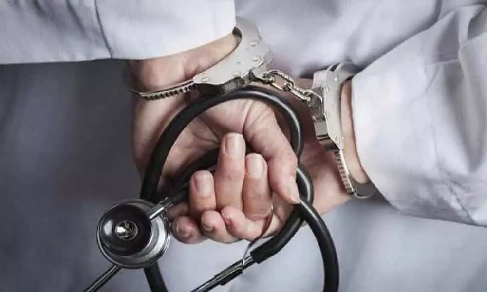 Hyderabad: RMP doctor treats corona patient at clinic, booked