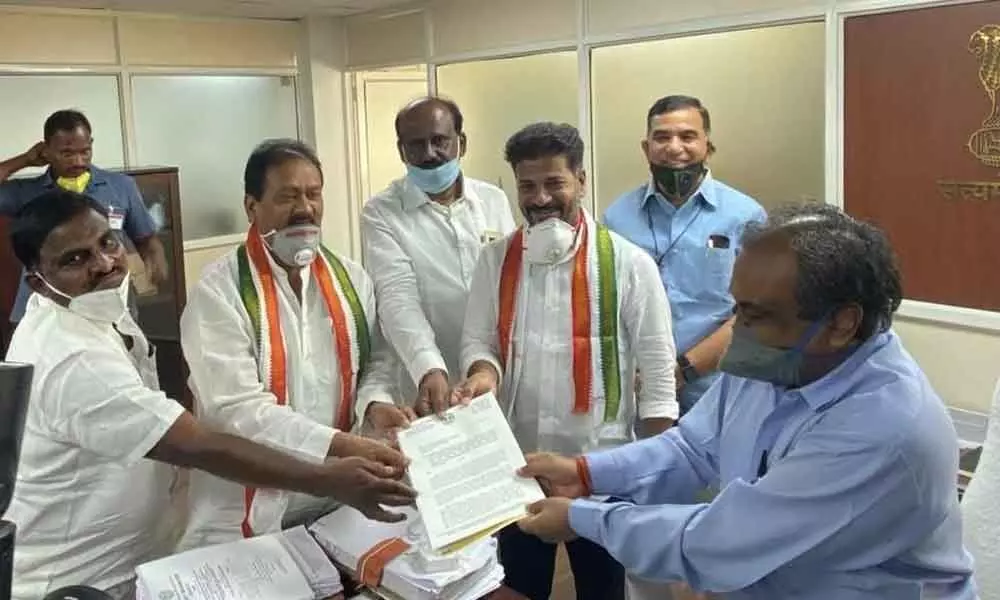 Hyderabad: Congress accuses TRS leaders of indulging in horse-trading
