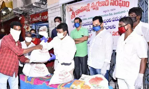 Vijayawada: Groceries distributed to gold workers