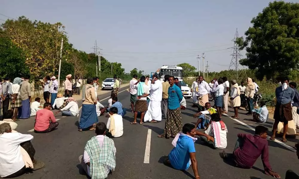 Tobacco farmers stage protest for reasonable prices at Nellore