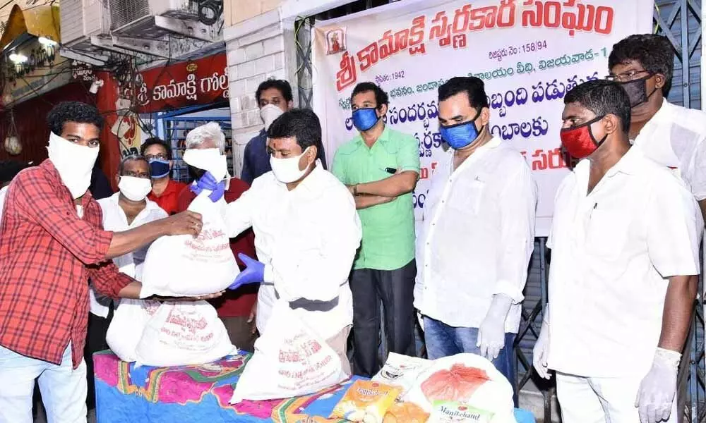 Vijayawada: Groceries distributed to gold workers