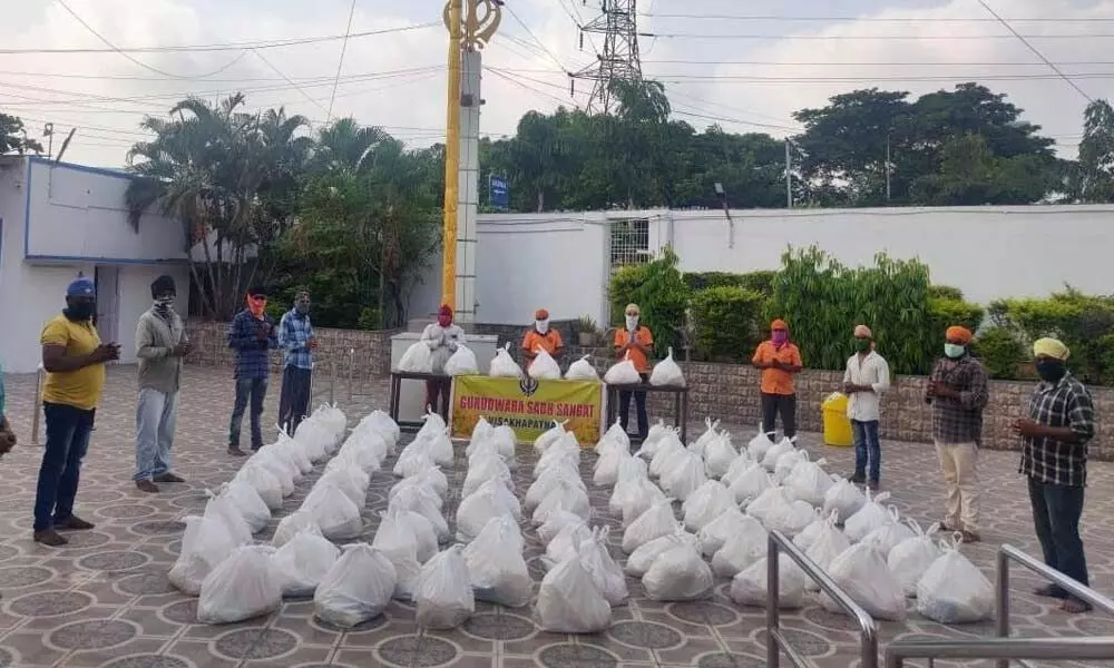 Gurudwara distributes dry ration in Vizag