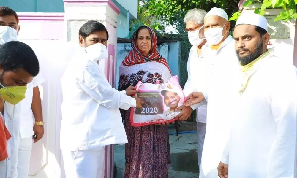Minister G Jagadish Reddy distributes Tohfa packs to Muslims in Suryapet dist