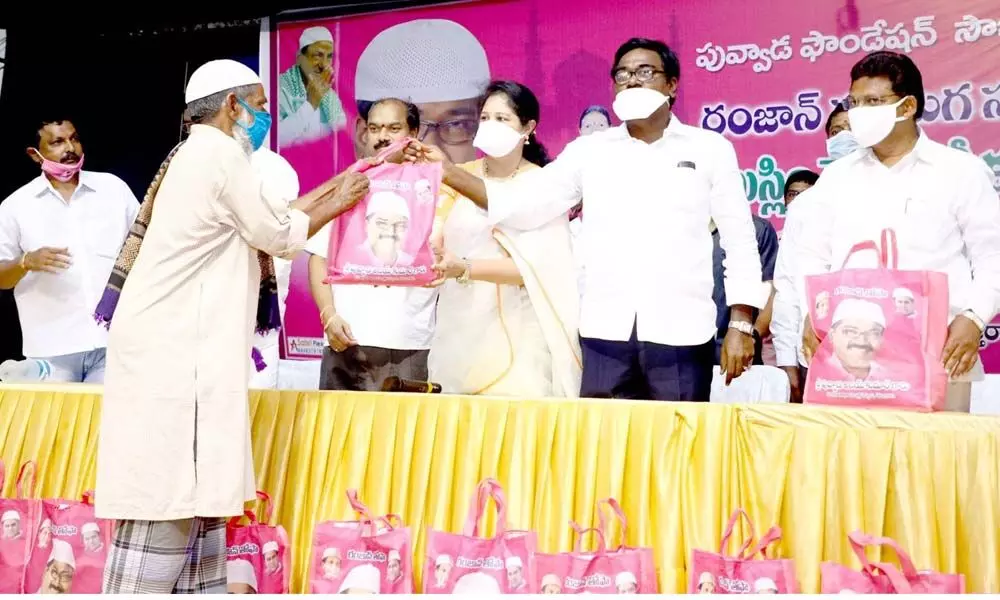 Khammam: Minister Ajay presents Eid gifts to Muslim families