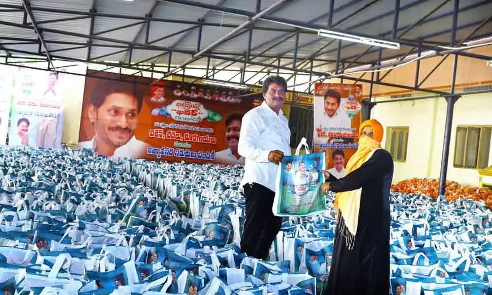 Srikalahasti MLA distributes Ramzan Tofa to Muslims