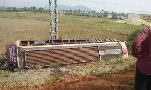 Bus carrying migrant workers turns turtle in Srikakulam, 30 injured
