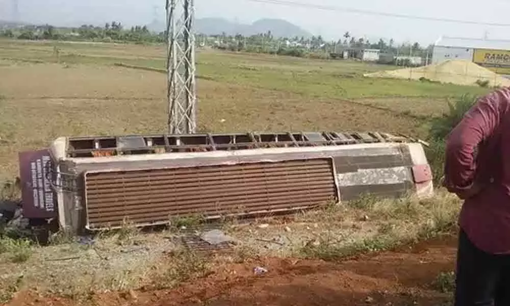 Bus carrying migrant workers turns turtle in Srikakulam, 30 injured