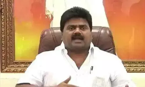 Former TDP MLA Kuna Ravi Kumar who threatened tahsildar surrenders before police