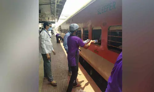South Central Railway Vijayawada  division distributes food to migrant workers