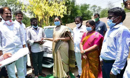 Home Minister Mekathoti Sucharita giving Innova and Etios Liva vehicle keys to the beneficiaries at a programme