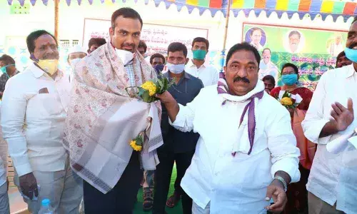 Khammam: Cultivate sugarcane this monsoon, MLA Sandra Venkata Veeraiah tells Sathupalli farmers