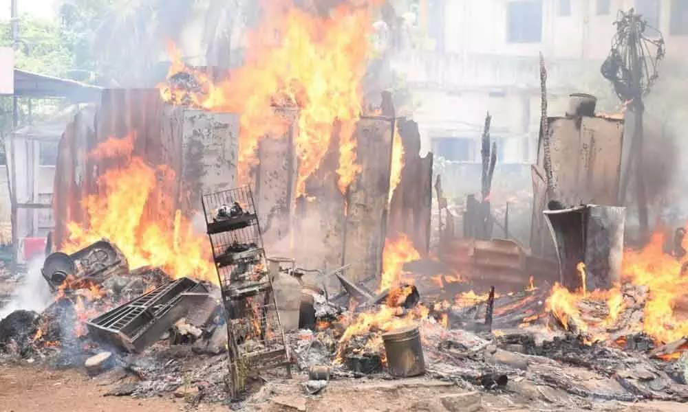 Hyderabad: Several houses gutted in slum at Bowenpally; no casualties
