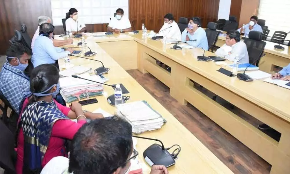 Hyderabad: Mayor Bonthu Rammohan, South Central Railway Chief Engineer Achyuta Rao hold talks on land issues