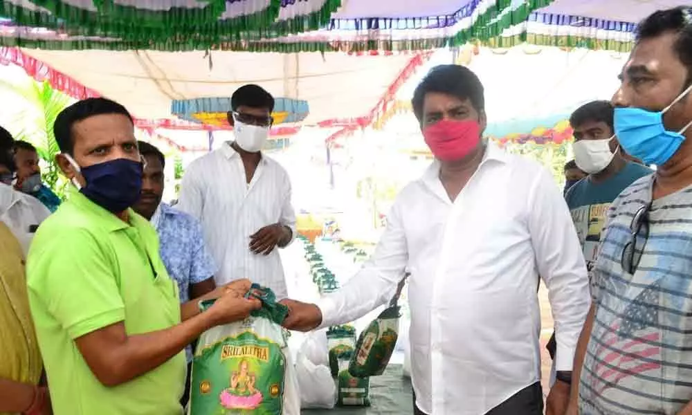 Tirupati: MLA B Madhusudhan Reddy distributes essentials to workers