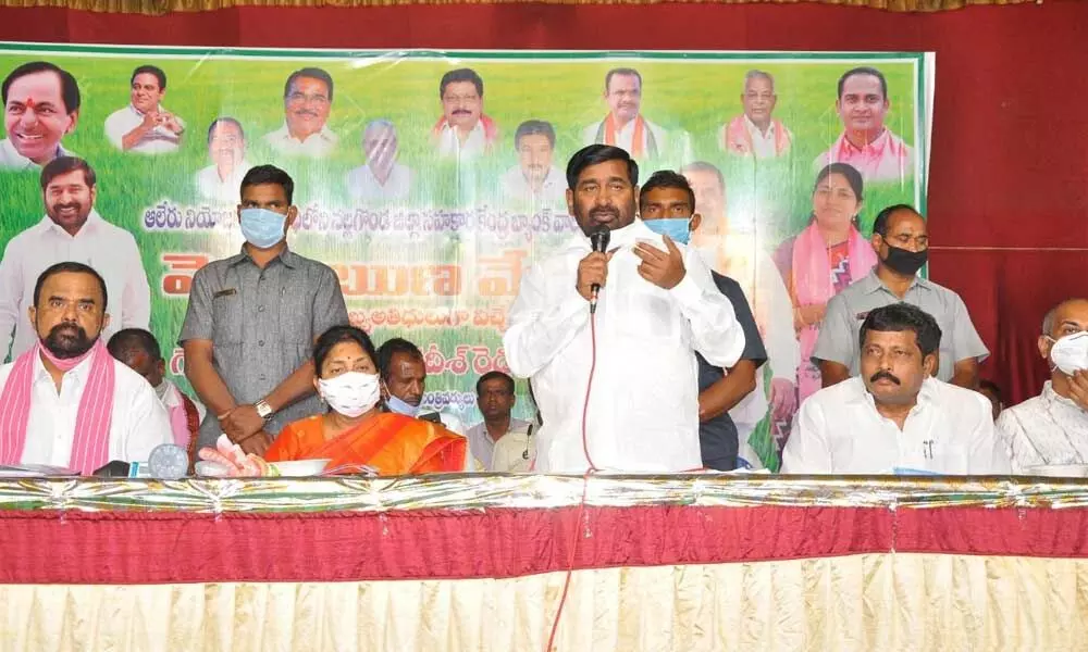 Energy Minister G Jagadish Reddy addressing the farmers at a meeting about regulated crop scheme at Aler on Monday