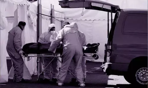 Family of COVID-19 victim flees with half-burnt body after mob attacks them in Jammu and Kashmir