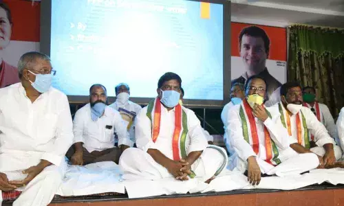 CLP leader Mallu Bhatti Vikramarka participating in one-day jala deeksha at party office in Khammam on Tuesday