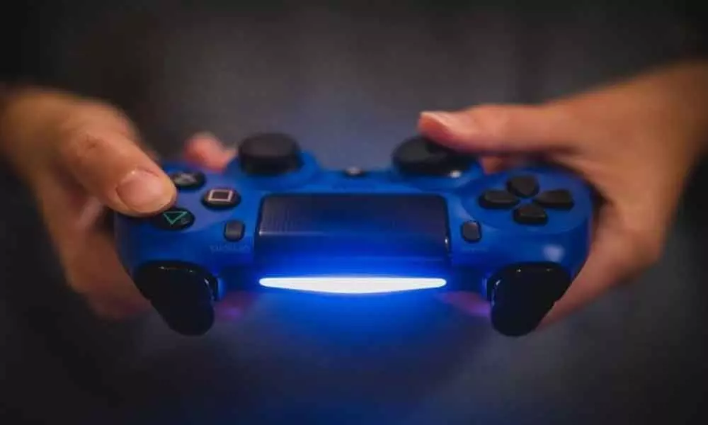 Playing video games linked to poor eating habits in male college students