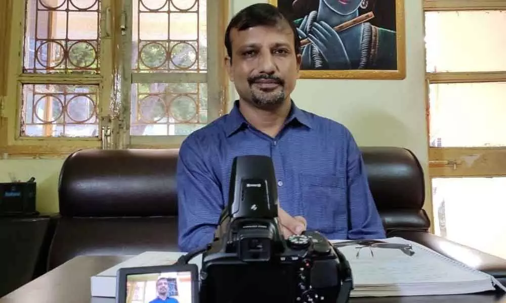 Principal of Kendriya Vidyala No. 2, Nausenabaugh Nishikant Aggarwal explaining ‘Kissagoi.Stories Untold,’ an educative YouTube channel, in Visakhapatnam on Thursday