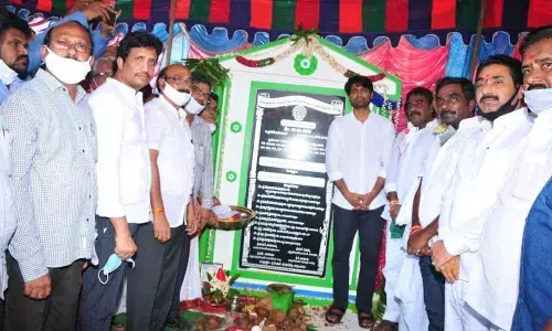 MP Lavu Sri Krishnadevarayalu, MLA Pinnelli Rama Krishna Reddy unveiling pylon laid for road widening