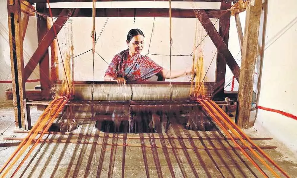 Anantapur: Pandemic hits handloom weavers hard