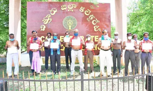 CPI district secretary A Ramanaidu and others staging a dharna at the Collectorate seeking justice to Dalit woman doctor, in Chittoor on Monday