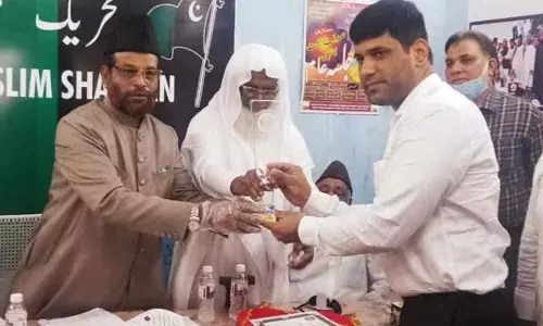 Tehreek Muslim Shabban (TMS) Mushtaq Mallik presented bravery award to Greater Hyderabad Congress Committee (GHCC) vice president Osman Mohammed Khan
