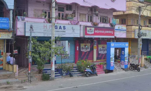 Vijayawada: Petty traders in Red Zones lose livelihood