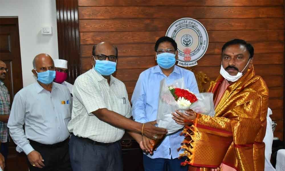 Ongole: District officials felicitate Collector Pola Bhaskara