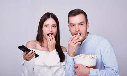 Lovers-eating-caramel-salted-popcorn