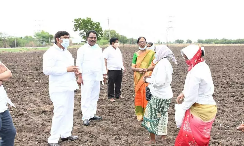 State Planning Commission Vice-Chairman B Vinod Kumar interacting with farmers at Vedira village on Wednesday