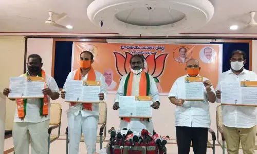 BJP leader Ravela Kishore Babu addressing the media in Guntur on Thursday