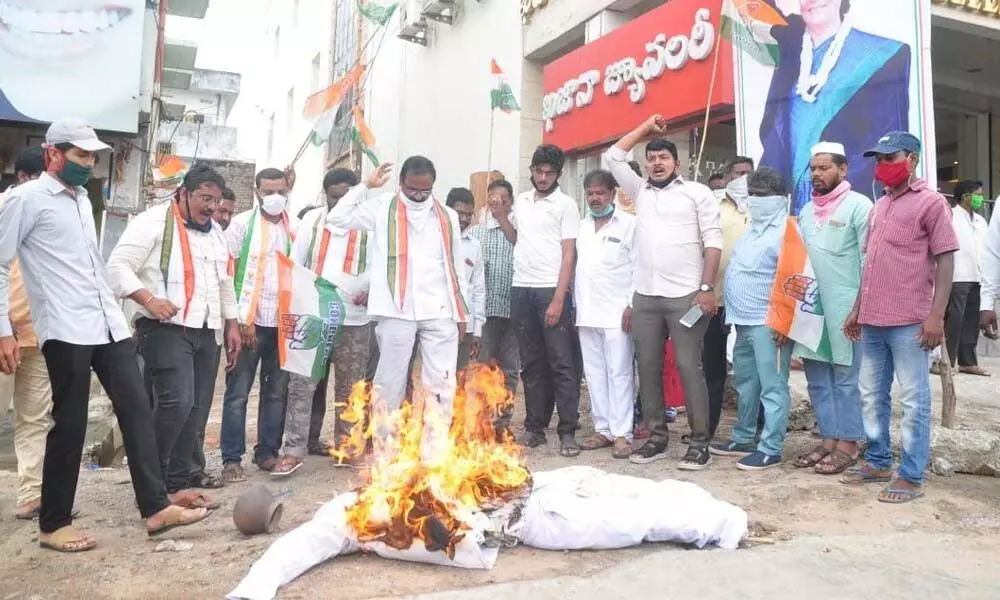 District Congress leaders burning an effigy of the government in Khammam on Thursday