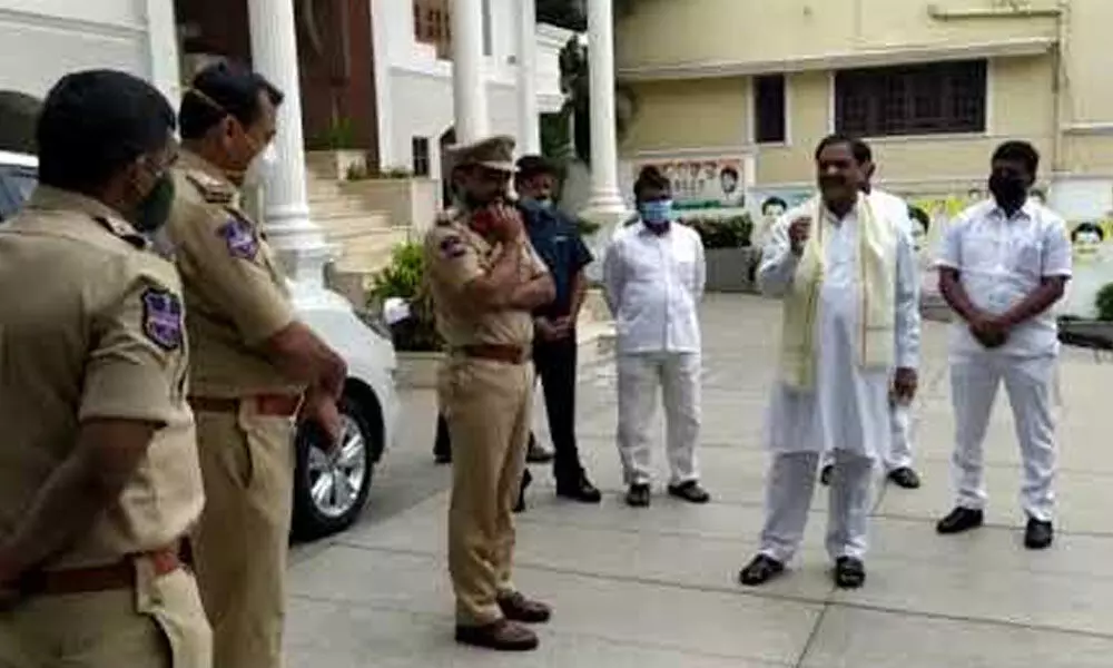 Police detain Congress netas before ‘Chalo Secretariat’