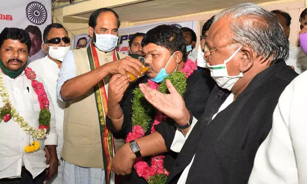 TPCC chief and Nalgonda MP N Uttam Kumar Reddy offering lime juice to ex-MLC Ramulu Naik to end his deeksha