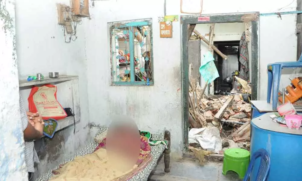 1 dies in roof collapse in Guntur