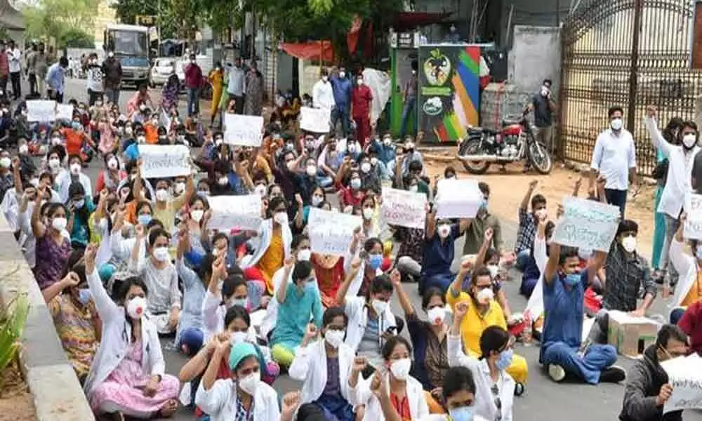 Junior doctors from Gandhi hospital protests in Hyderabad